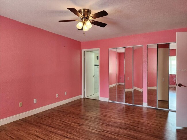 Building Photo - 618 Fairways Cir