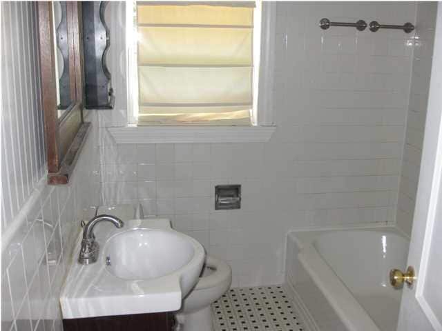 Building Photo - 2404 S Hillwood Dr