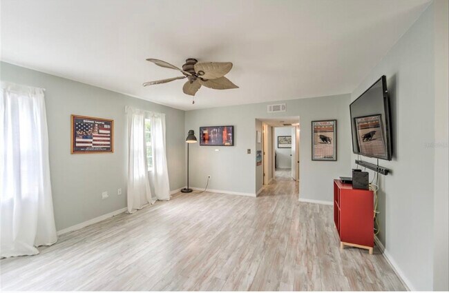Building Photo - 6925 Avenue Des Palais