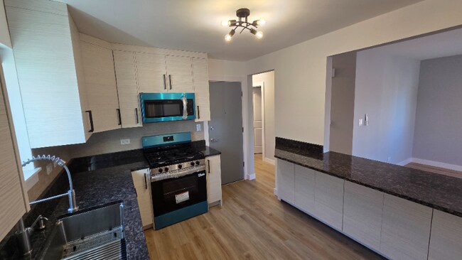 Foto del edificio - 8023 W Churchill Ave