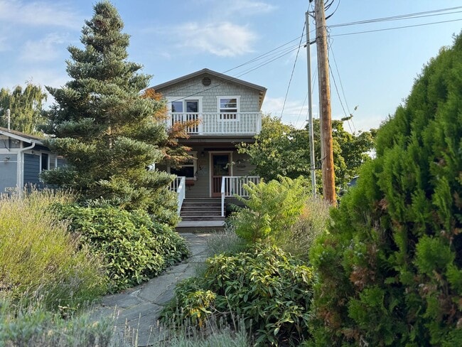 Building Photo - Beach House Short Term Sept-May (includes ...