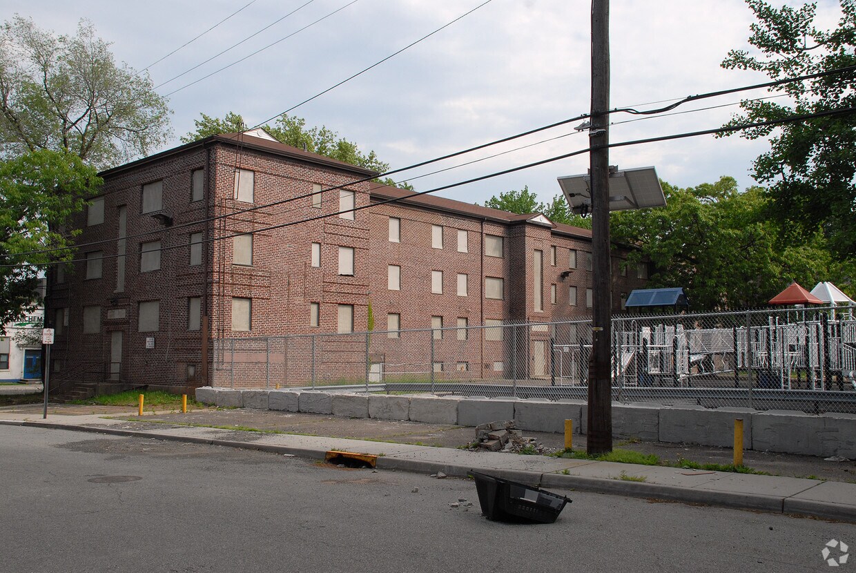 Building Photo - Seth Boyden Court