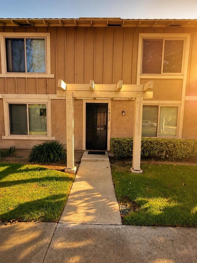 Building Photo - 3853 Bixby Dr