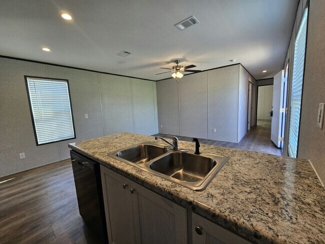 Building Photo - 519 Suwanee Dr