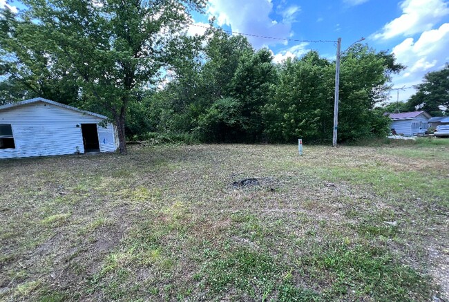 Building Photo - Fixer Upper! - $500 D / $290 M
