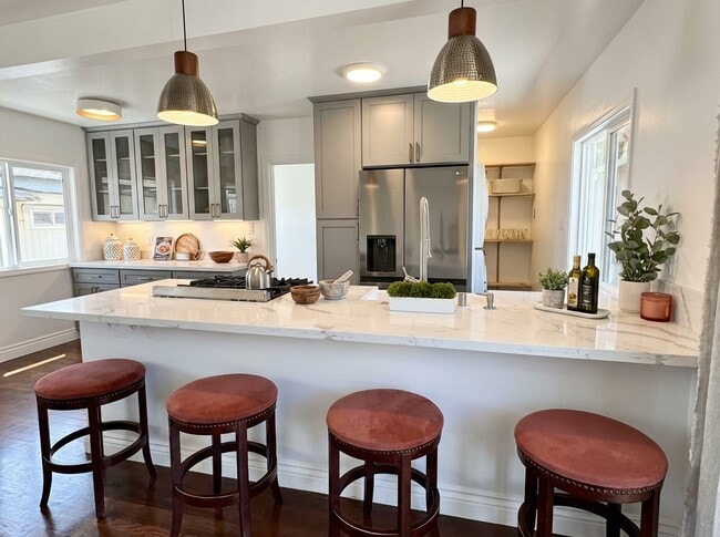 Foto del edificio - 1230 N Hollywood Way