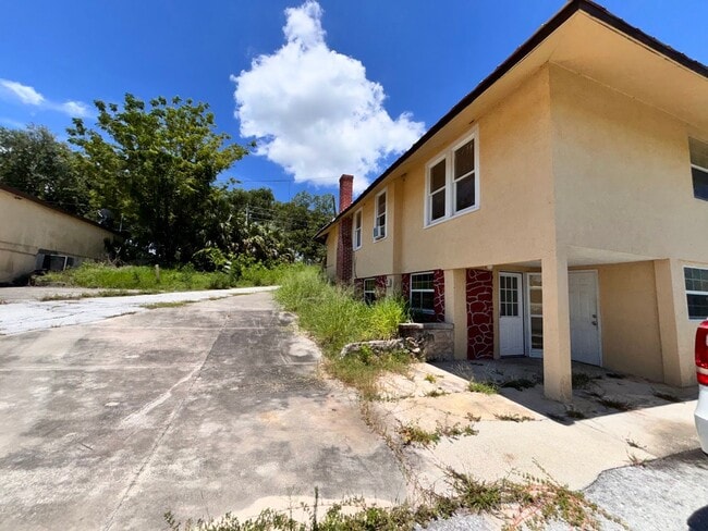 Building Photo - 1/1 Bottom level Duplex!