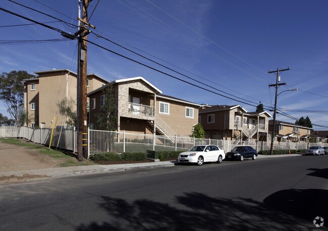 Primary Photo - 7052-7074 Fulton St