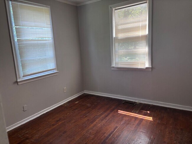 Foto del edificio - 2219 Briarfield Rd
