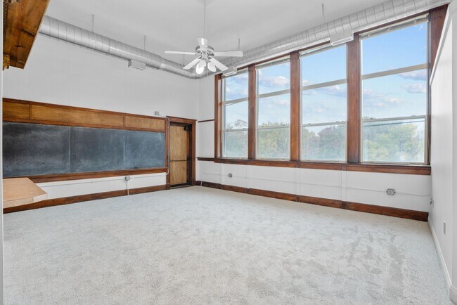Foto del edificio - 249 N Athenian Ave