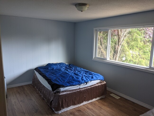 Building Photo - 997 Bruce Av