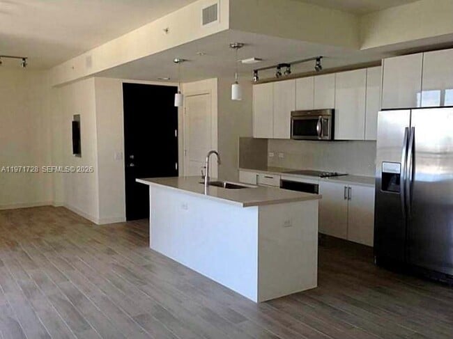 Building Photo - 999 SW 1st Ave