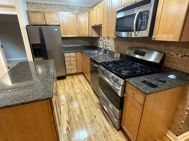 Building Photo - 2555 W Catalpa Ave