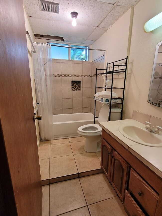 Foto del edificio - 2 Bedroom 1 Bath Downstairs Unit in Hilo
