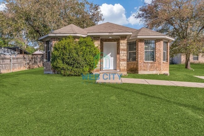 Photo - 2525 Lyola St House