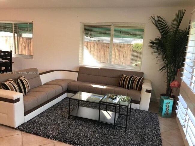 Building Photo - 3 bedroom in Hollywood FL 33020