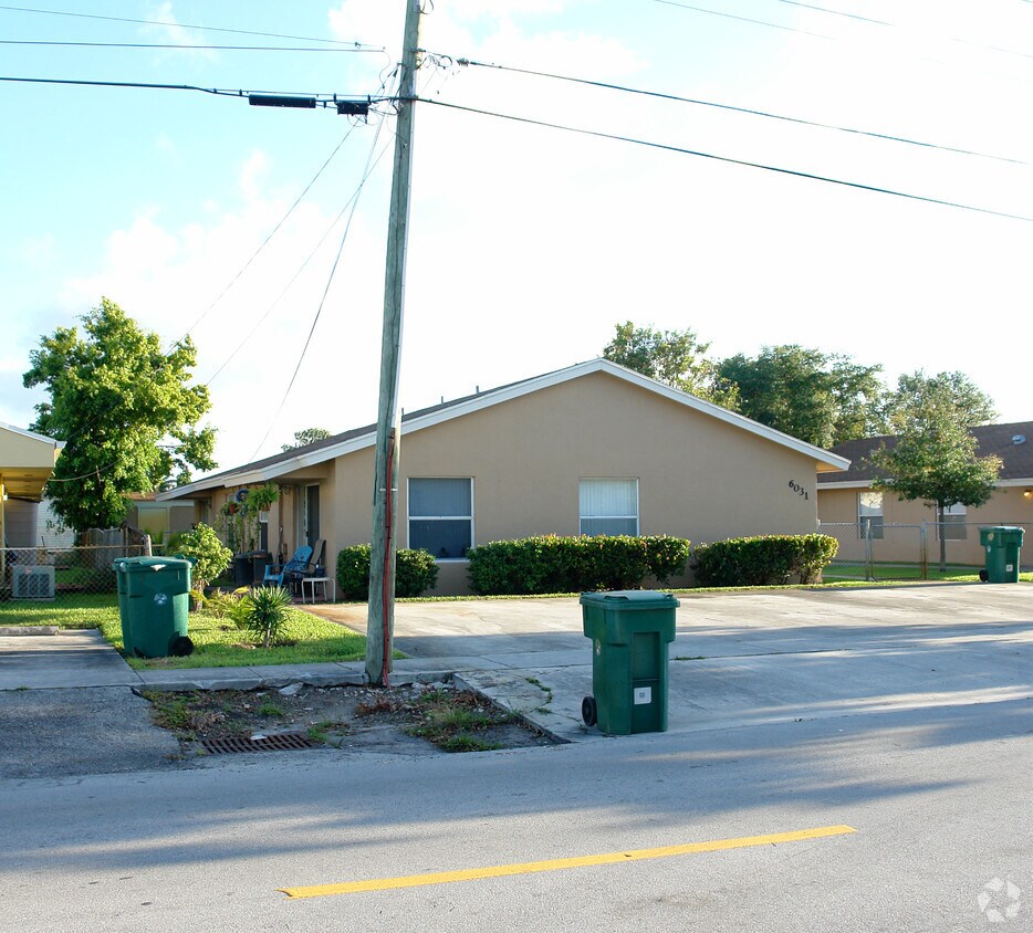 Building Photo - 6021-6031 SW 36th Ct