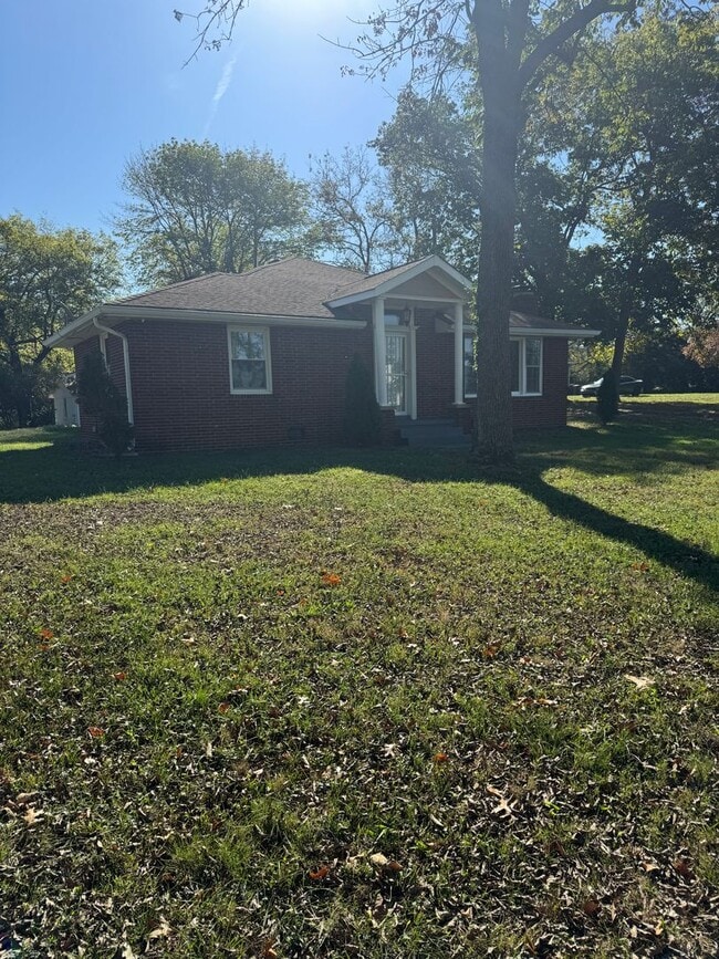 Foto del edificio - 3 Bed / 2 bath on 1.2 ACRES - 3 car garage...