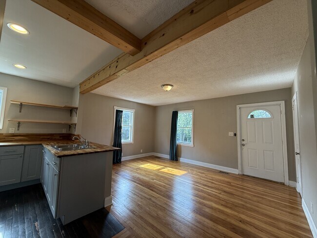 Foto del edificio - 2336 Boxwood Ln NE