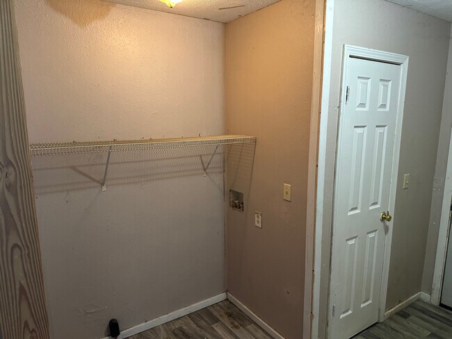 Building Photo - 618 Israel Rd