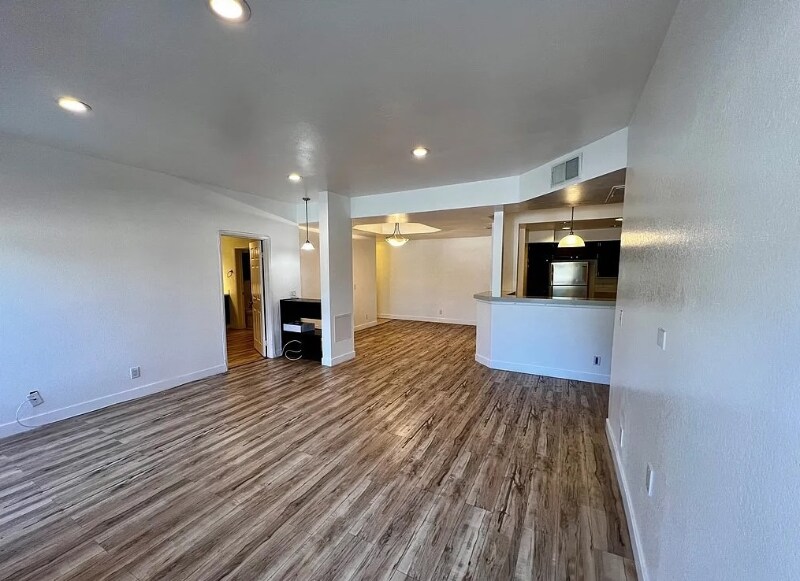 Foto principal - 5420 Sylmar Ave