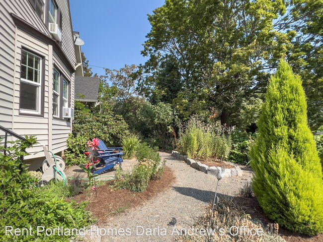 Building Photo - 2 br, 1 bath House - 3033 NE 11th Avenue