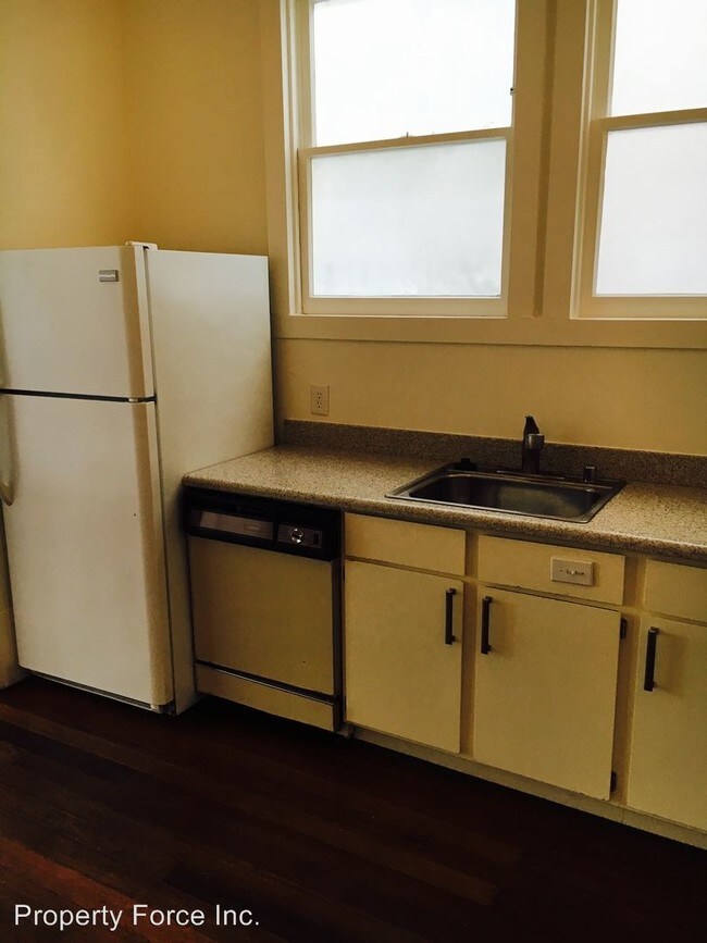 Building Photo - 1703-1703 Oak St