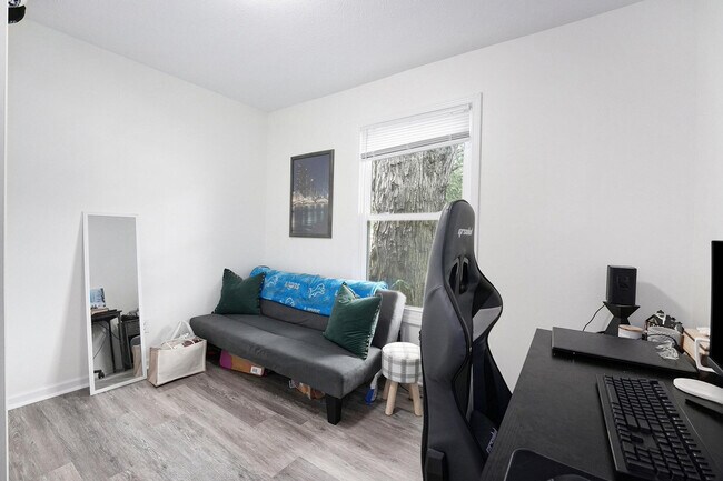 Foto del edificio - 2115 Oakwood Ave NE