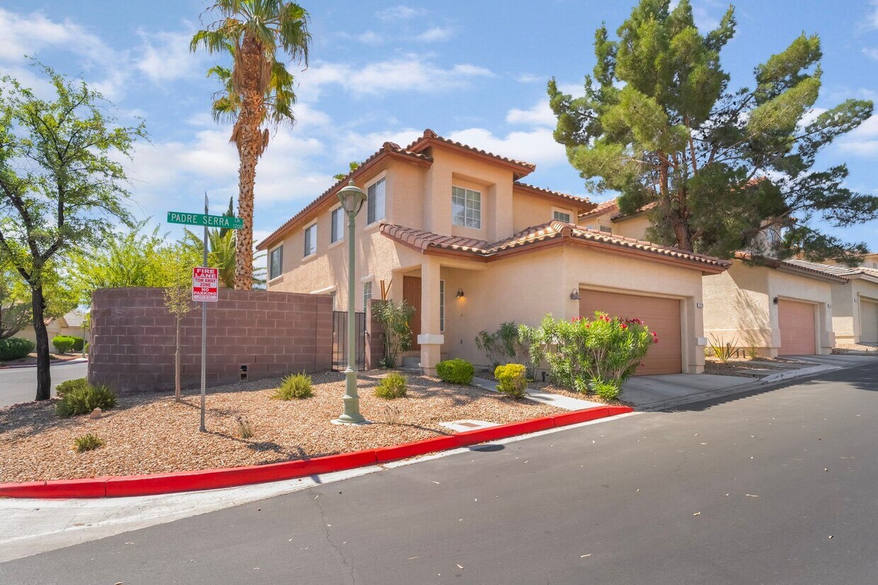 Foto principal - Beautiful Home in a Corner Lot!