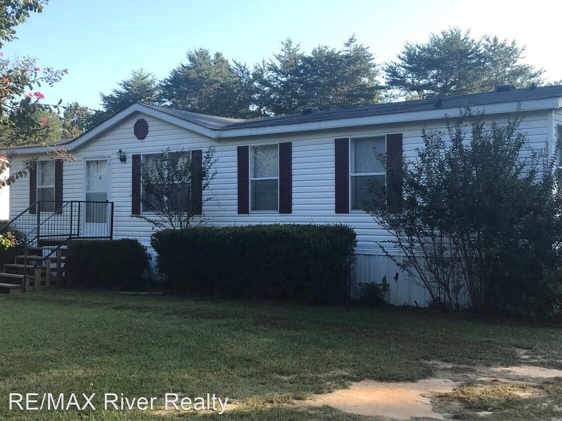 3 br, 2 bath House 2429 Hoods Chapel Road House Rental in Blythe