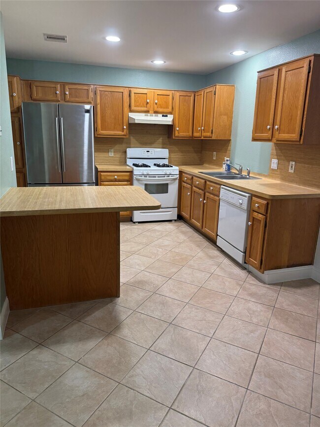 Building Photo - 3207 E Heatherock Cir