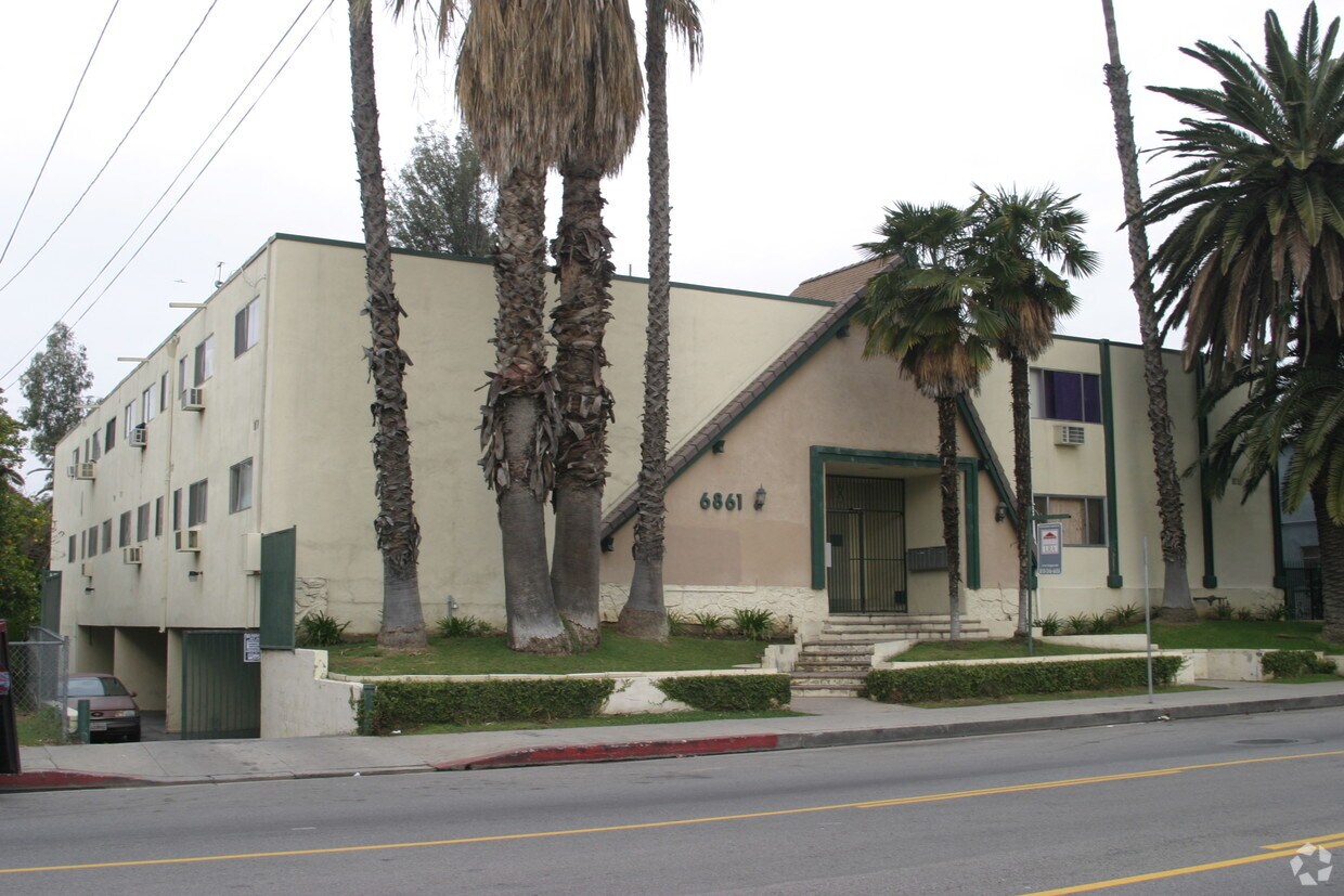 Building Photo - 6861 Hazeltine Ave