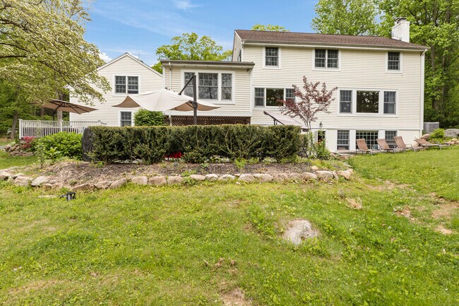 Building Photo - 156 Colonial Rd