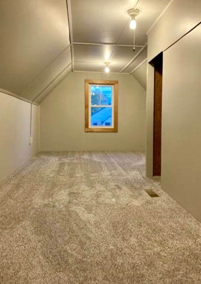 Building Photo - 630 W 7th Ave