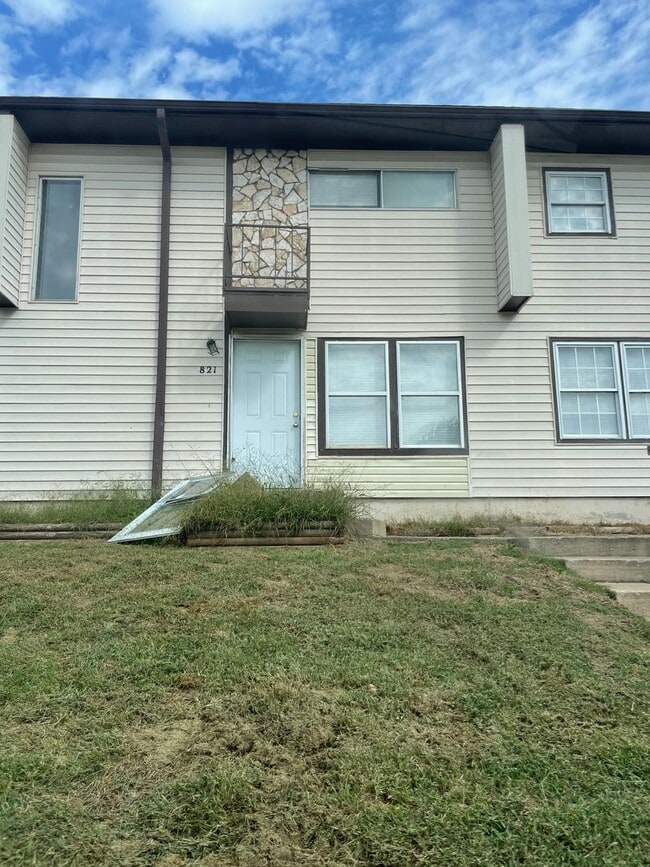 Building Photo - 821 N 70th Terrace
