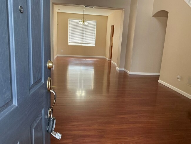 Building Photo - Four bedroom beauty