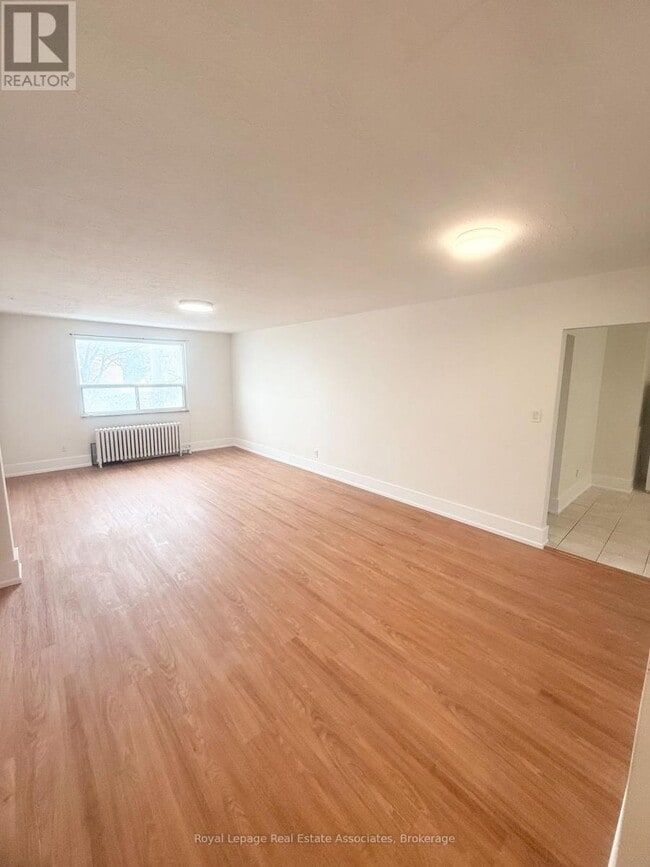 Photo du bâtiment - 237 Lakeshore Rd E