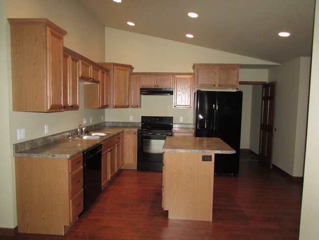 Building Photo - 3 BEDROOM | 2 BATH | GARAGE | NEWER TOWNHO...