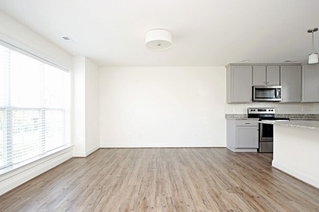 Building Photo - Light-Filled, Dog-Friendly Old Trail Townhome