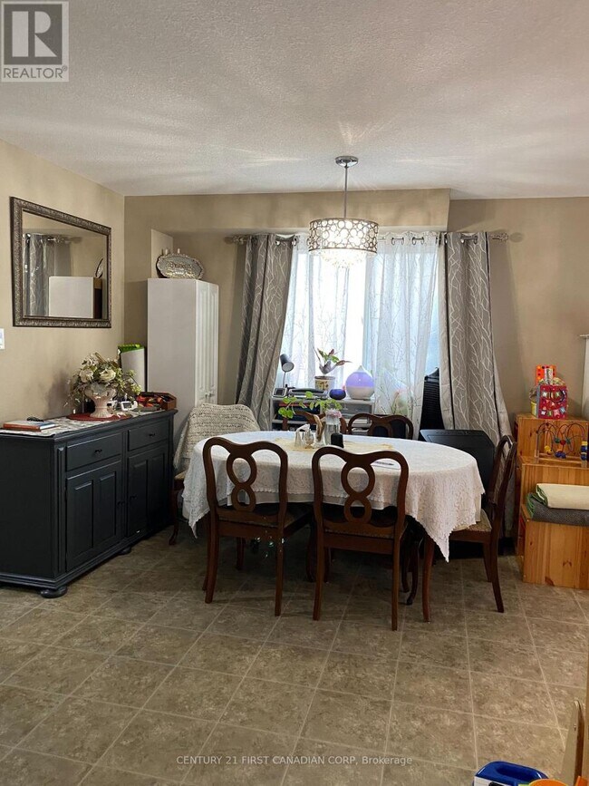 Photo du bâtiment - 811 Silverfox Crescent