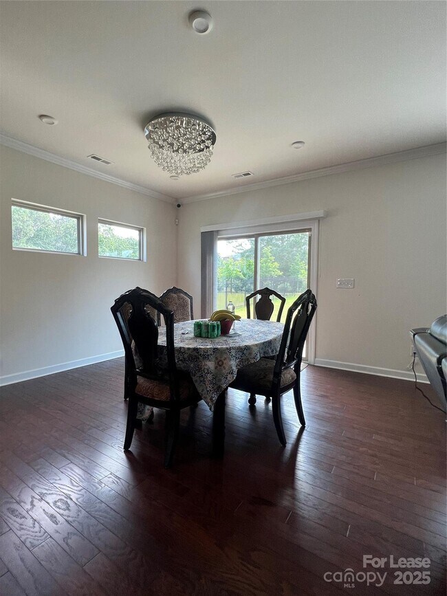 Foto del edificio - 8411 Flint Hill Dr