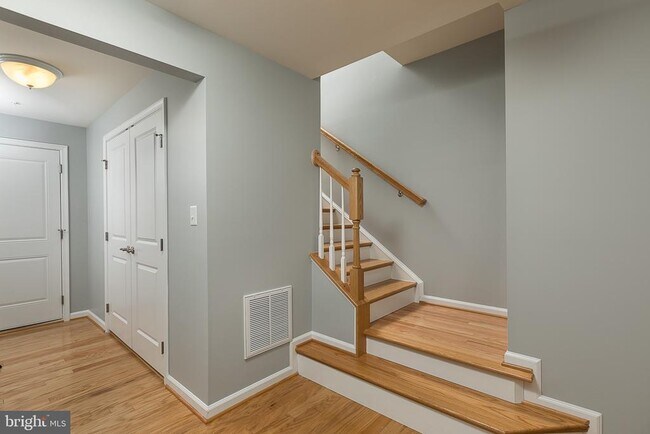 Building Photo - 908 Newcroft Ave