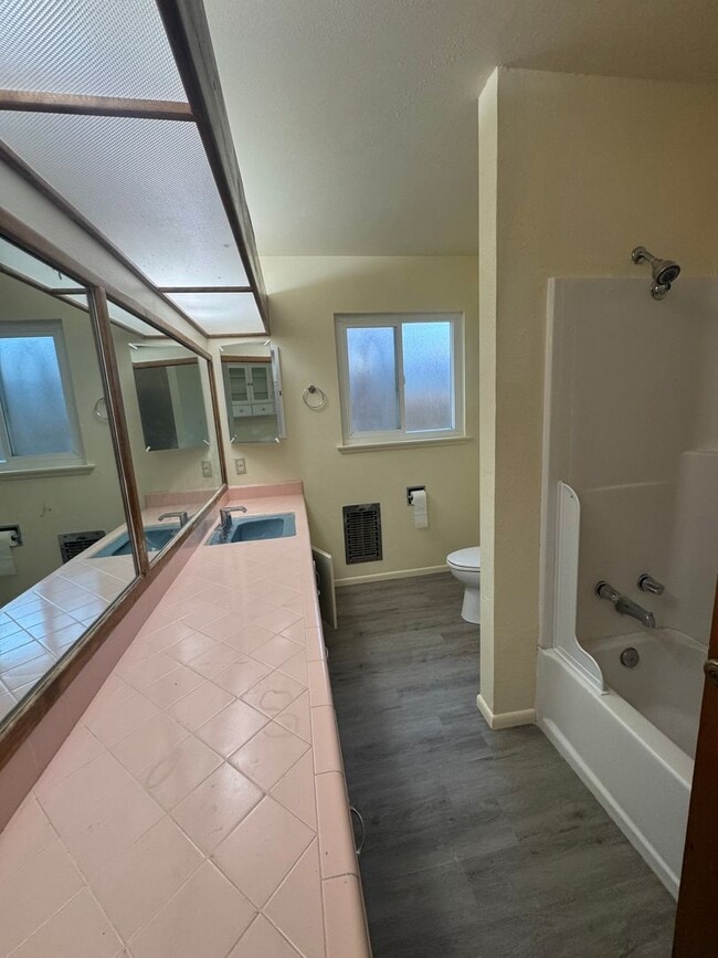 Building Photo - 708 E Cook St