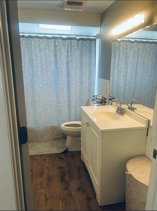 Foto del edificio - 858 Lower River Rd