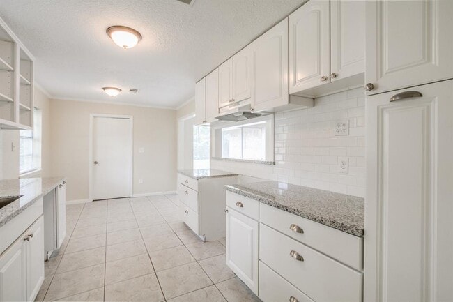 Building Photo - 23403 Canyon Lake Dr
