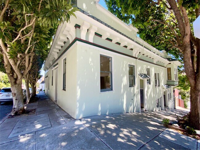 Foto del edificio - REMODELED and Spacious.  IN-UNIT LAUNDRY! ...