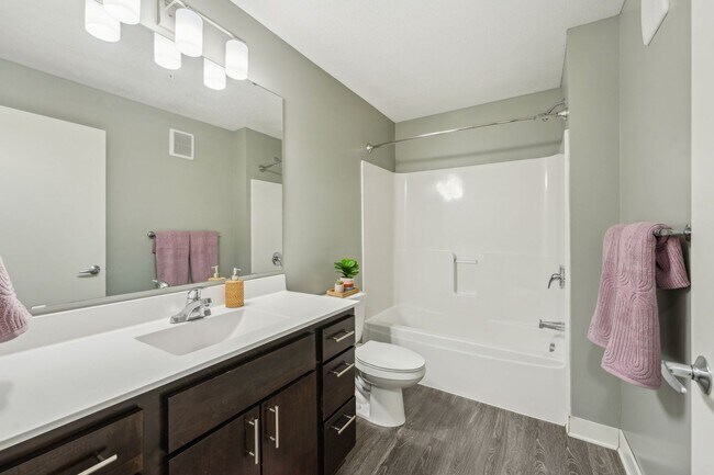 Foto del edificio - Spectrum Apartments & Townhomes