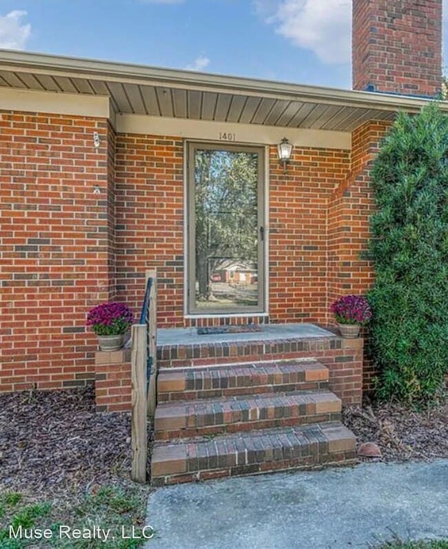Building Photo - 3 br, 2 bath House - 1401 University Drive