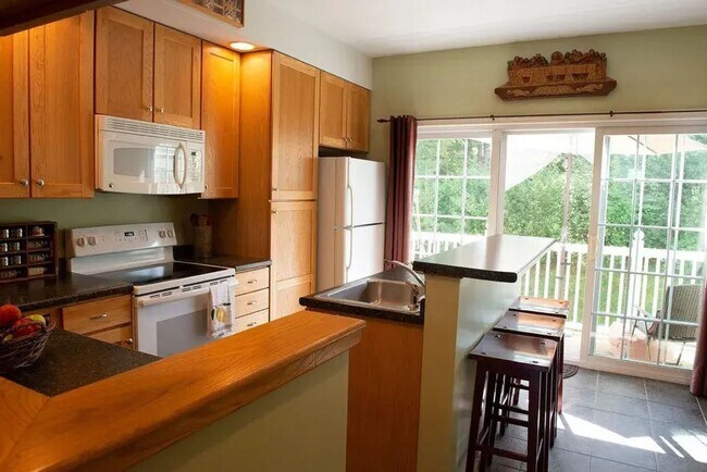Building Photo - Beautiful Townhouse in White River Junction