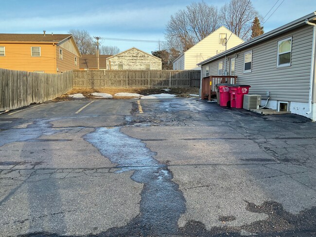 Parkin In Back - 2704 E Prospect St
